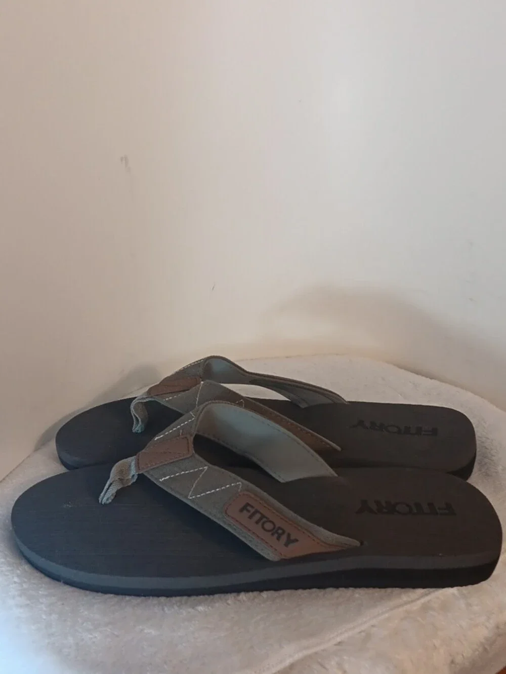 Fitory Men’s Black and Brown Comfort Flip Flops
